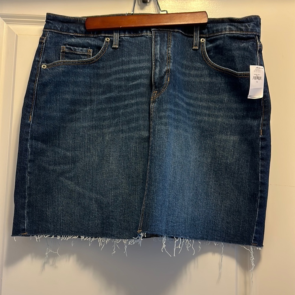 NWT Woman’s Old Navy size 14 fray hem denim skirt